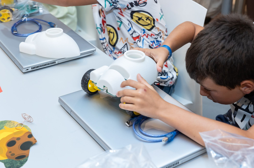 Niño armando robot